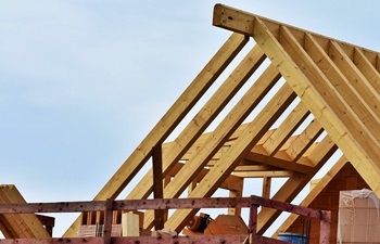 Baumaterial - Bauholz für den Dachstuhl